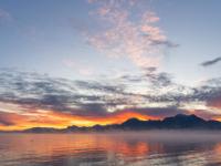Morgenstimmung über dem Chiemsee mit verschieden leuchtenden Wolkengruppen